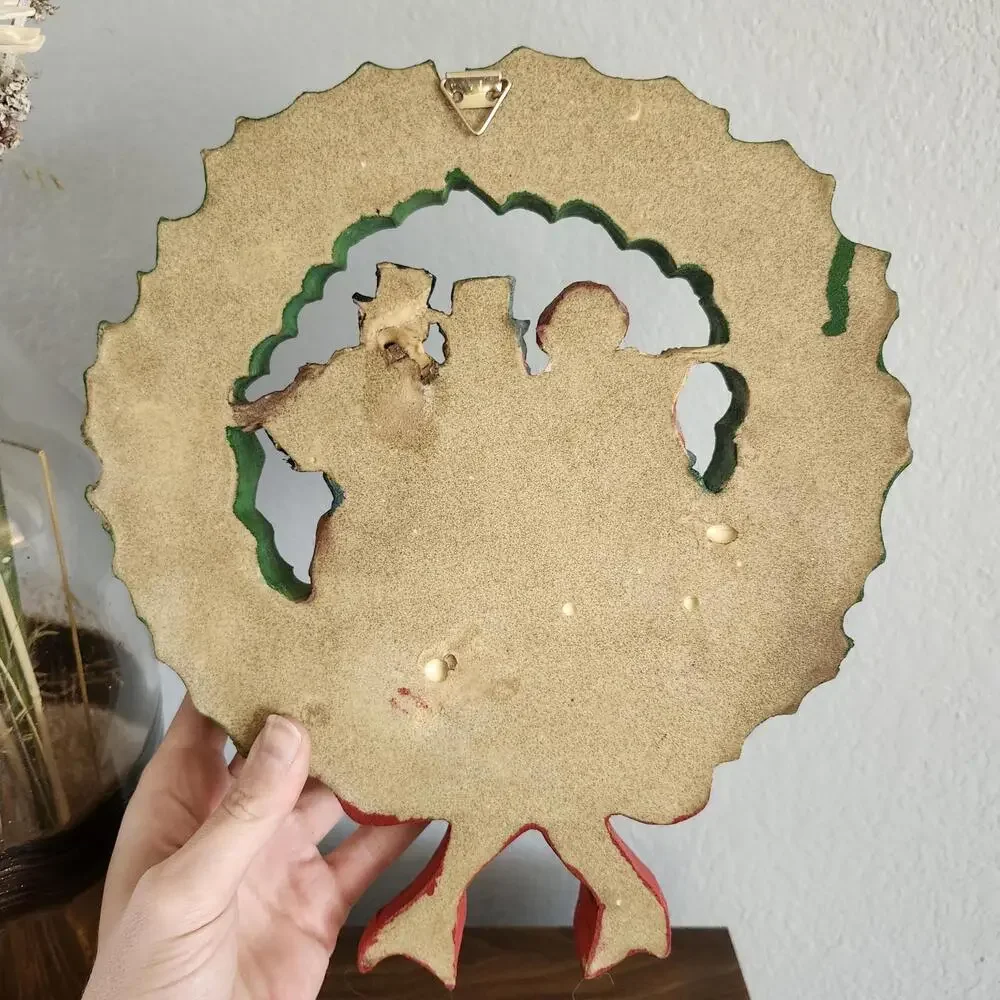 Vintage Christmas Wreath Old Fashioned Carolers Berries & Bow Resin 1970's Decor